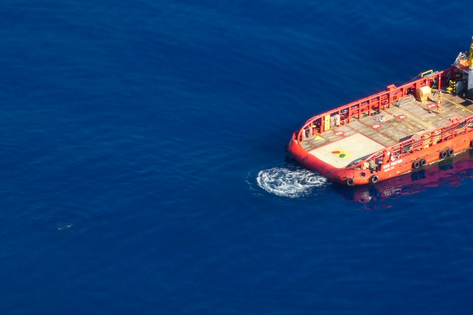 Un migrant se dirige à la nage vers le navire marchand Vos Triton, au large de la Libye, le 11 mai 2019. 