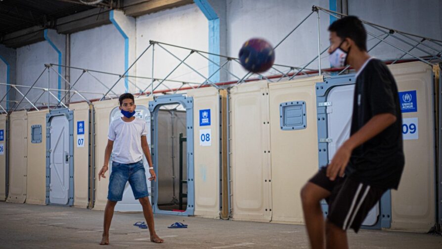 Leonardo (a la izquierda) sueña con ser jugador de futbol profesional. En Sorriso, Mato Grosso buscará realizar ese sueño.