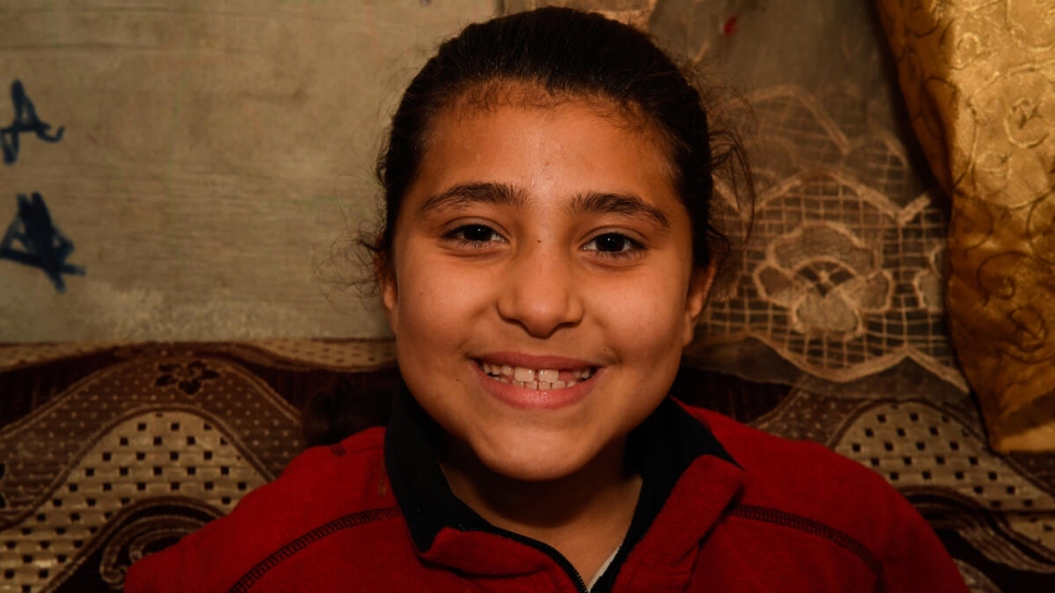 Amal, 9 ans, chez elle à Alep, où sa famille a trouvé refuge après avoir été déplacée pendant les dix années de crise en Syrie. 