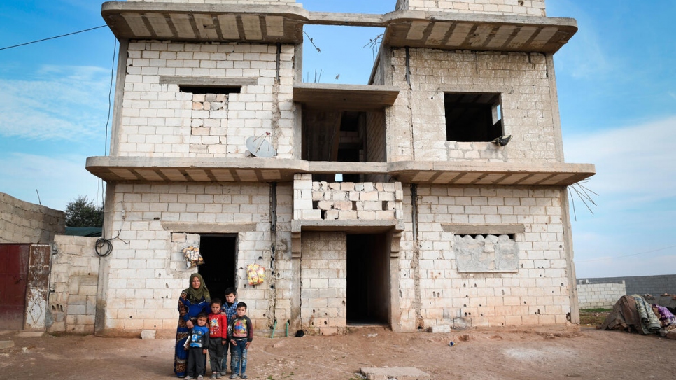 Abiha et ses enfants sont rentrés chez eux à Dayr Hafir pour trouver leur maison sévèrement endommagée et pillée. 