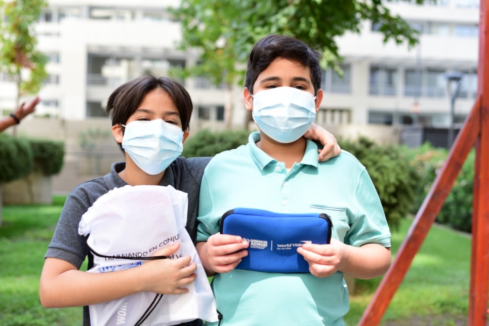 Para apoyar a la inclusión educativa, niñas, niños y adolescentes de familias refugiadas y migrantes impactadas por la pandemia reciben tablets.