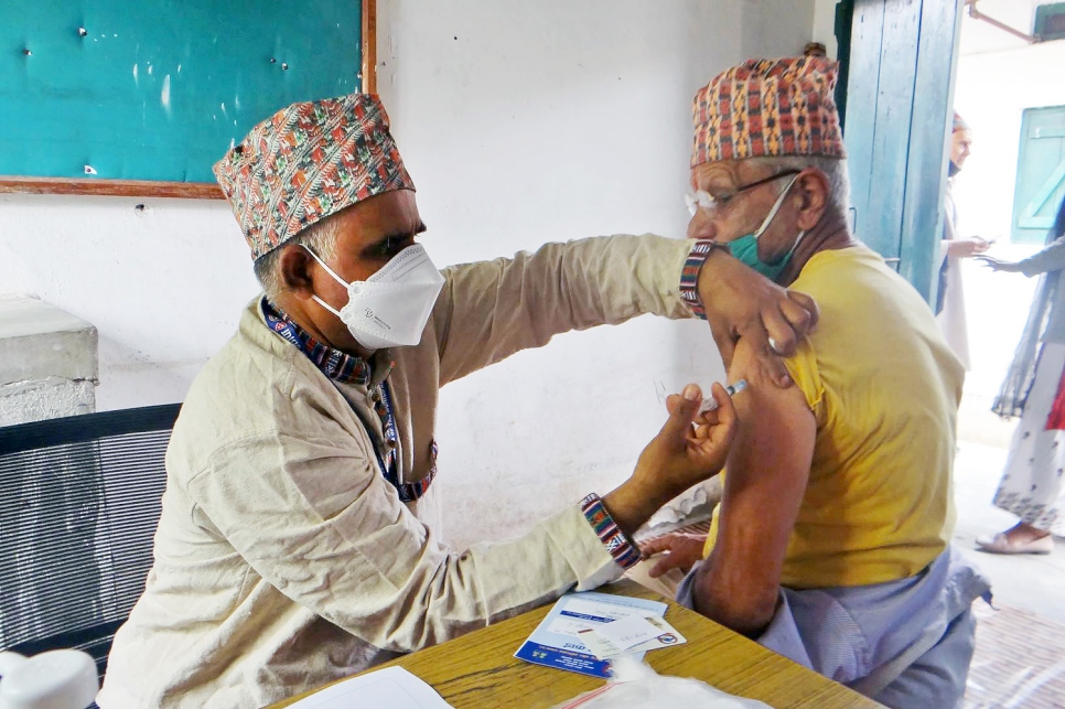 Refugiado butanés de 83 años recibe la vacuna contra la COVID-19 en el asentamiento de refugiados de Beldangi, al este de Nepal.