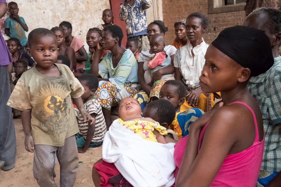 Sur cette photo d'archives datant de 2017, des femmes et des enfants congolais déplacés internes ont trouvé abri dans un entrepôt vide à Tshikapa, le chef-lieu de la province du Kasaï. 