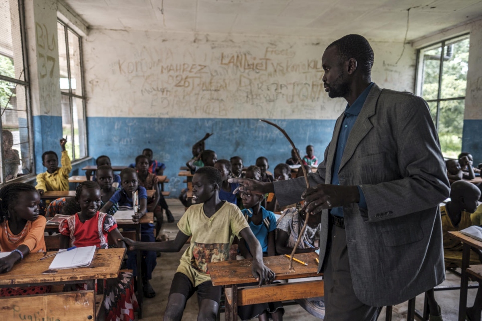 El refugiado de Sudán del Sur, James Tut, imparte una clase de escuela primaria en el campamento de Jewi, Etiopía. 