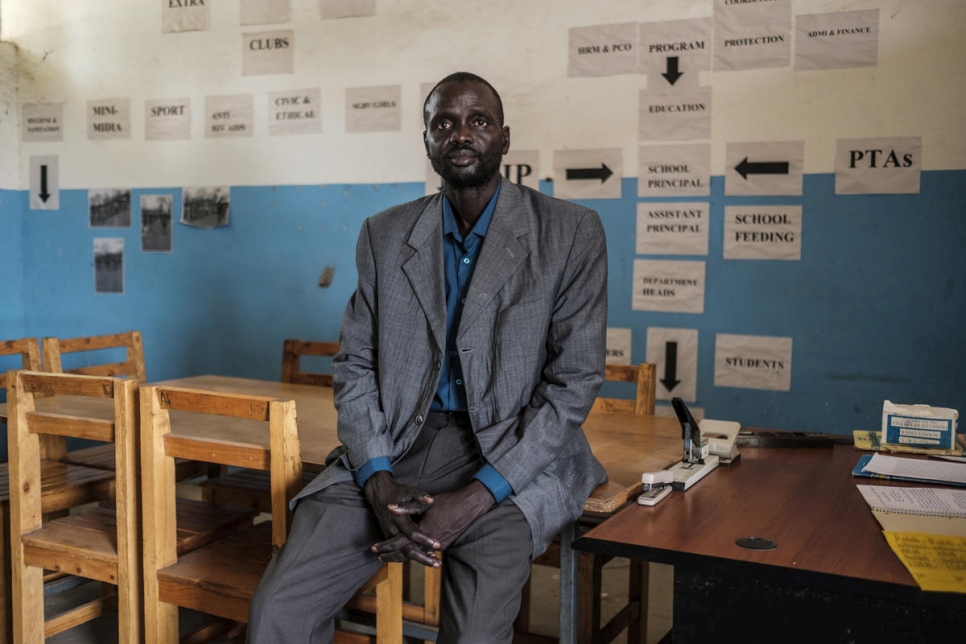 El profesor refugiado de Sudán del Sur, James Tut, se dedica a la educación. "Los niños son el futuro de nuestro país. Cuando regresemos, construirán nuestro país ", dice.