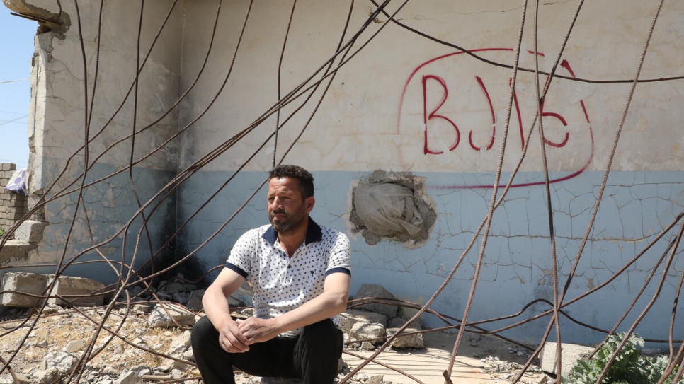 Un habitant est assis devant son ancienne maison dans un village près de Mossoul, qui a été complètement détruit pendant les combats pour reprendre la zone à Daech. 