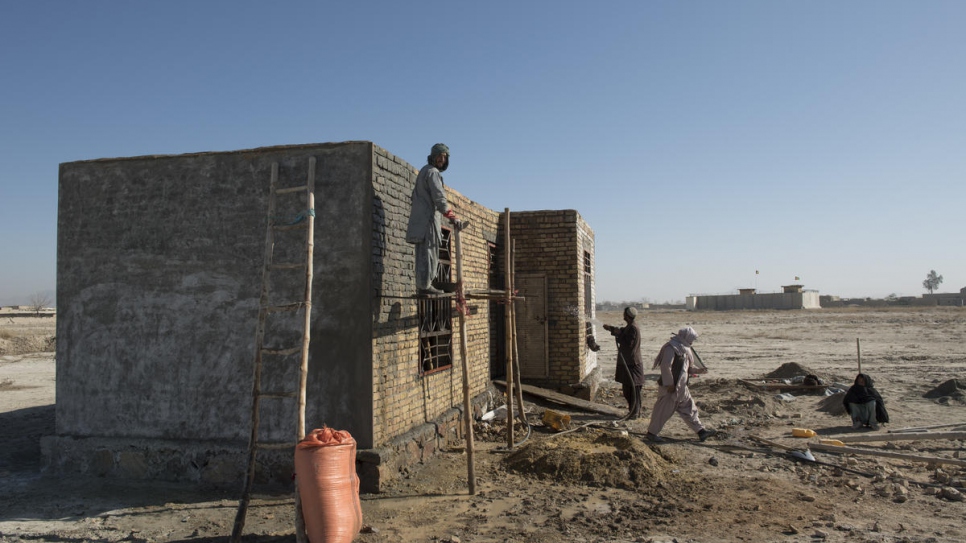 Travaux de construction - dans le district de Dand de la province de Kandahar - d'un logement construit avec le soutien du projet Cash for Shelter du HCR (3 février 2020). 