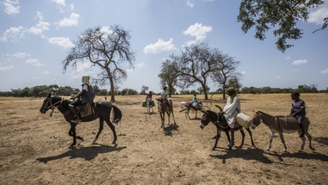 El cambio climático y las precipitaciones irregulares fuerzan a niñas y niños refugiados a recorrer varios kilómetros para conseguir agua.