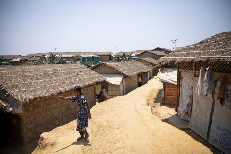 Myshara se encuentra frente a la casa de su familia en el campamento de Kutupalong.