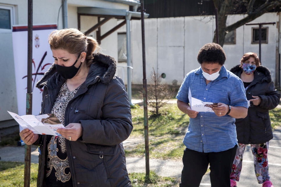 Residentes de un centro de acogida en Krnjača, en las afueras de Belgrado, Serbia, esperan la vacuna contra la COVID-19.