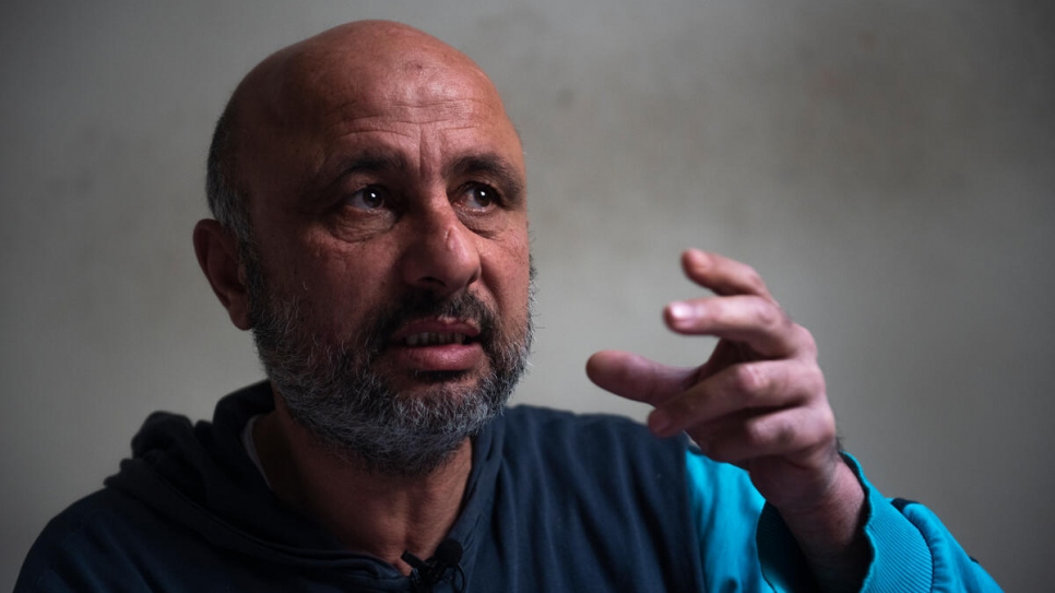 Yasser, el esposo de Hala, explica cómo la situación de su familia se ha deteriorado desde que empezó la crisis hace diez años.