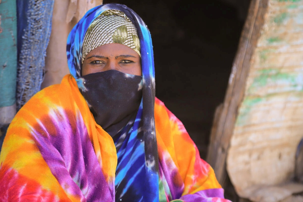 Una madre soltera sentada frente a su albergue en el asentamiento de personas desplazadas internas en la ciudad de Ibb, Yemen