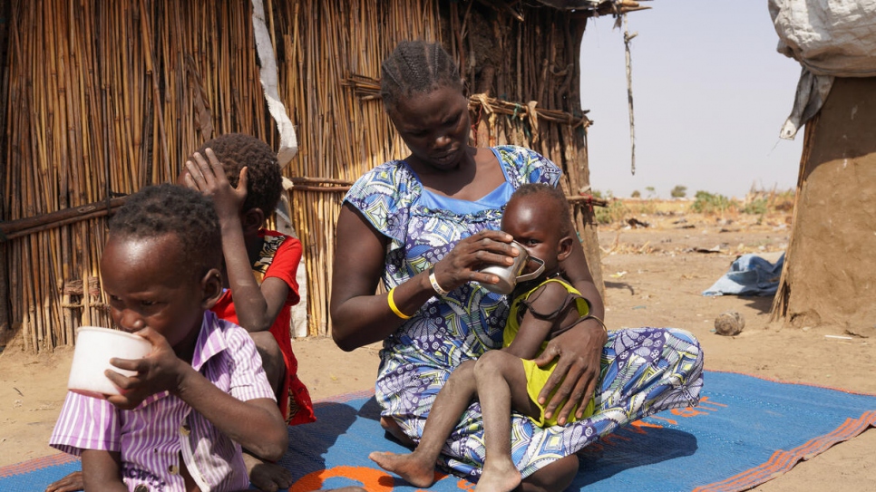 Mary Nyekuola fuera de un alojamiento en Bentiu.