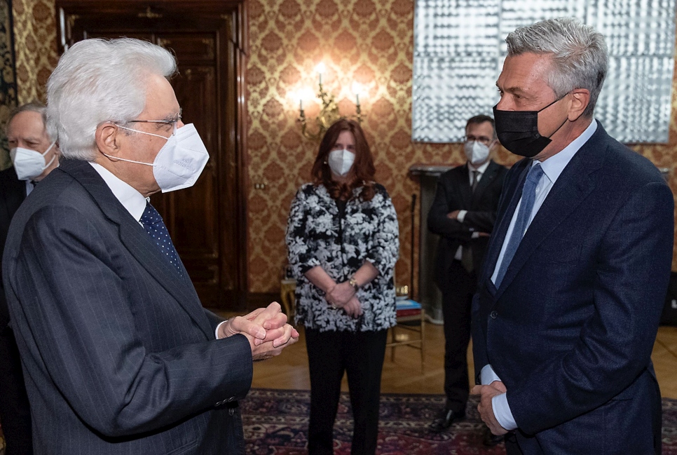 Le Haut Commissaire des Nations Unies pour les réfugiés, Filippo Grandi (à droite), en compagnie du Président italien, Sergio Mattarella. 