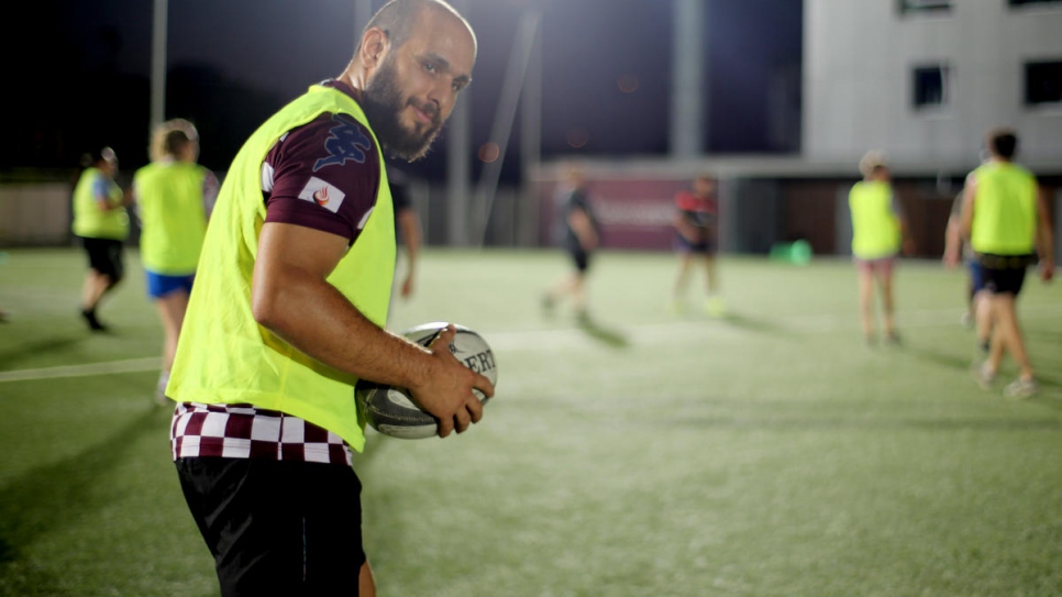 Hassan, un refugiado de Siria, asiste al entrenamiento semanal de rugby de Ovale Citoyen en Burdeos, al suroeste de Francia.