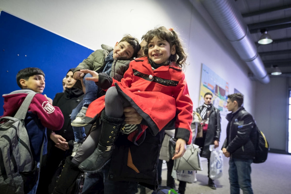 Un Syrien et ses enfants en attente de la vérification de leurs passeports à l'aéroport d'Hanovre, Allemagne. 