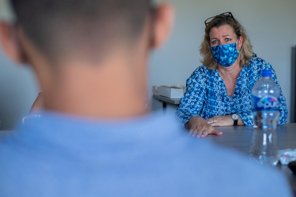 La Alta Comisionada Adjunta de las Naciones Unidas para los Refugiados, Kelly T. Clements, hablando con un joven solicitante de asilo hondureño.