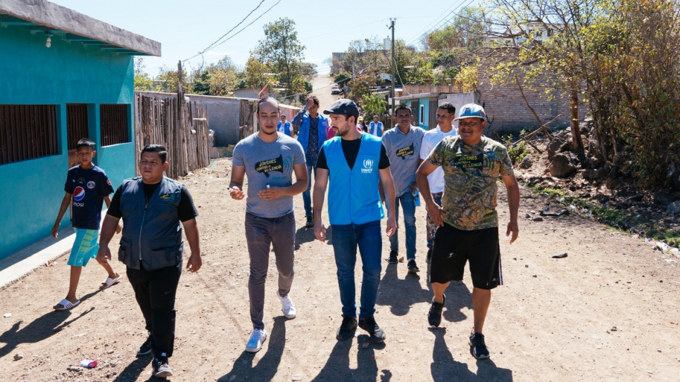 Le responsable de Youth Against Violence, Santiago Avila, montre à l'acteur mexicain Alfonso Herrera un quartier de la capitale hondurienne où l'organisation de lutte contre les gangs est active. Mars 2020. 