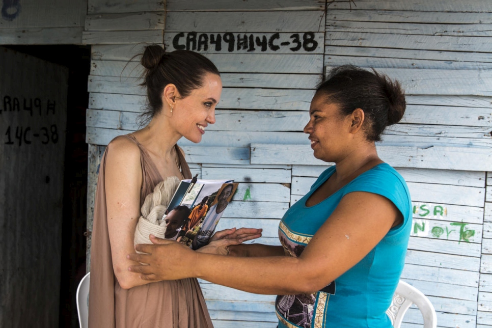 La Enviada Especial de ACNUR Angelina Jolie habla con Yoryanis Ojeda, de 35 años, una ex refugiada colombiana retornada de Venezuela, quien ahora vive en un asentamiento informal en Riohacha, Colombia.