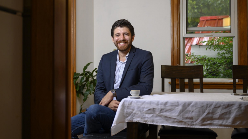 El ex refugiado sirio Tareq Hadhad en su casa en Antigonish, Nueva Escocia. Su familia huyó de Siria después de que su fábrica de chocolate fuera bombardeada y finalmente fue patrocinada por una familia canadiense. Tareq inició su negocio, Peace by Chocolate, en 2016 y contribuyó con dos recetas del libro de cocina.