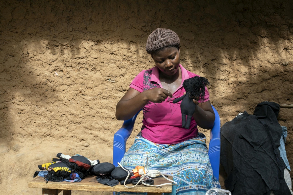 La refugiada congoleña Kituza, de 25 años, encuentra un poco de sanación con cada muñeca que hace en el campamento de refugiados de Maratane, Mozambique. 