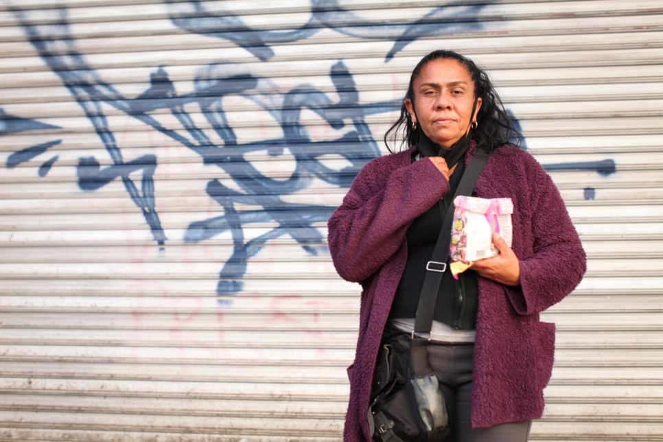 Viviendo en las calles de Santiago, Wendy y su familia le temen al próximo invierno.