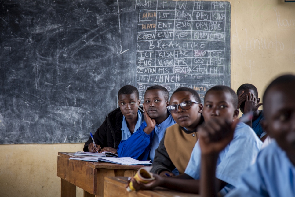 Des élèves réfugiés burundais dans une salle de classe à l'école Paysannat L, au camp de réfugiés de Mahama au Rwanda. Février 2018. 