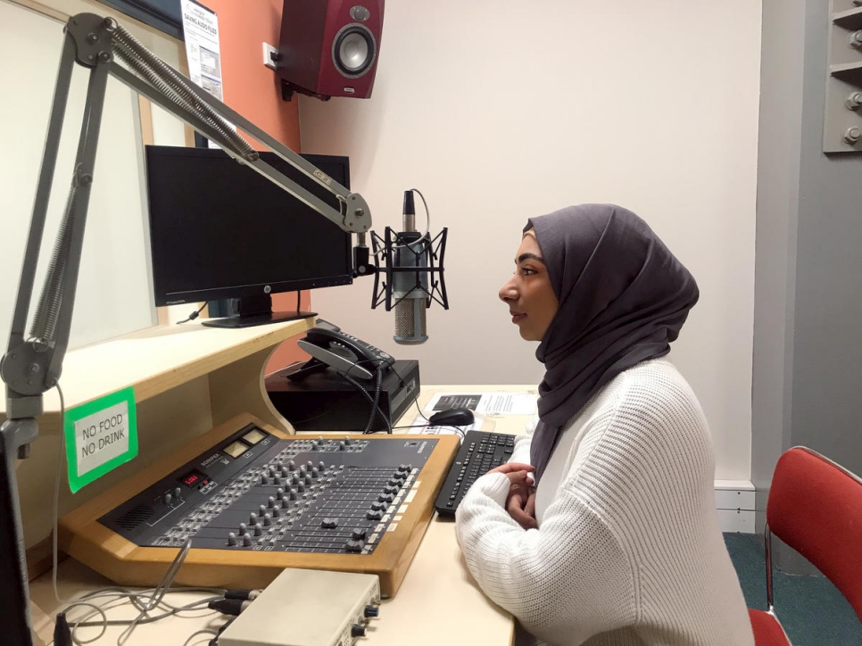 Narjis Al-Zaidi, ex refugiada iraquí y presentadora de radio de veinte años, comparte información sobre COVID-19 con sus oyentes en Wellington, Nueva Zelanda. 