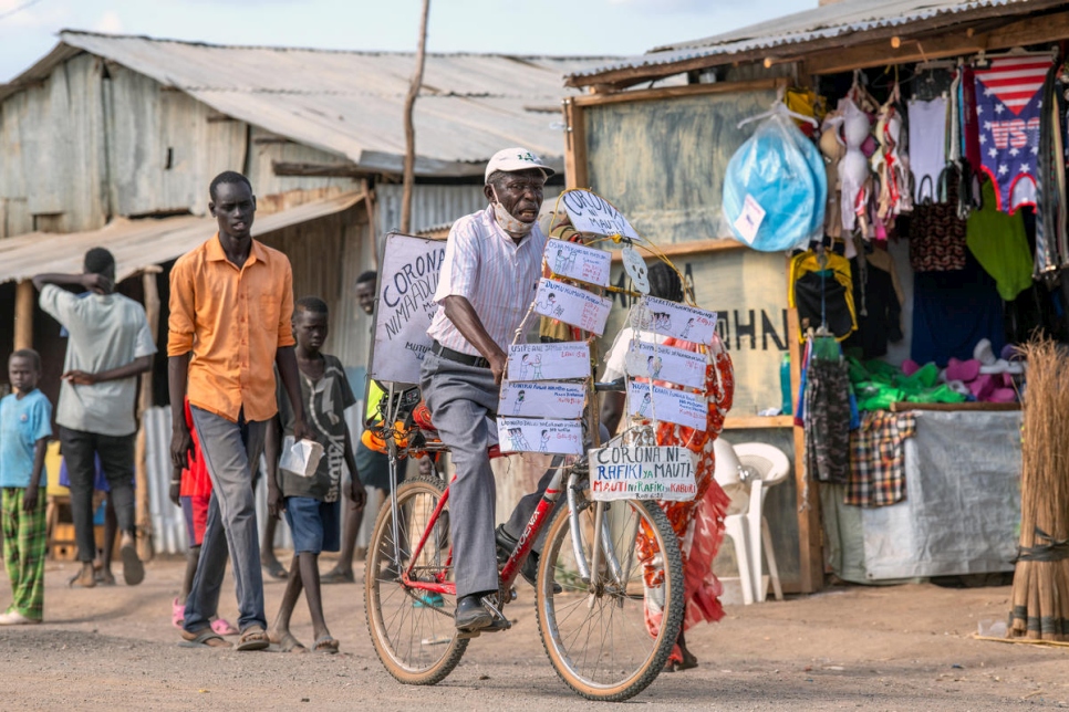 Con las iglesias cerradas en el campamento de refugiados de Kakuma en Kenia, Djuba Alois, un pastor de 75 años, está usando su bicicleta para predicar a su rebaño y compartir información sobre COVID-19. 