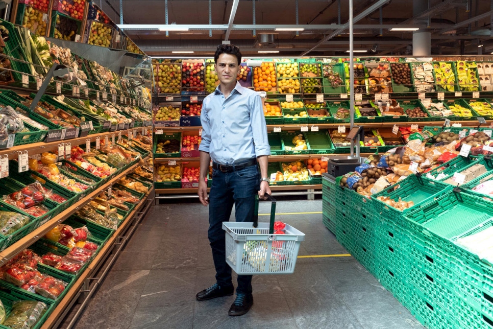 Shadi Shhadeh hace compras en un supermercado en Ginebra, Suiza. Con otros voluntarios refugiados sirios, entrega alimentos y suministros a personas vulnerables que se están protegiendo del coronavirus.