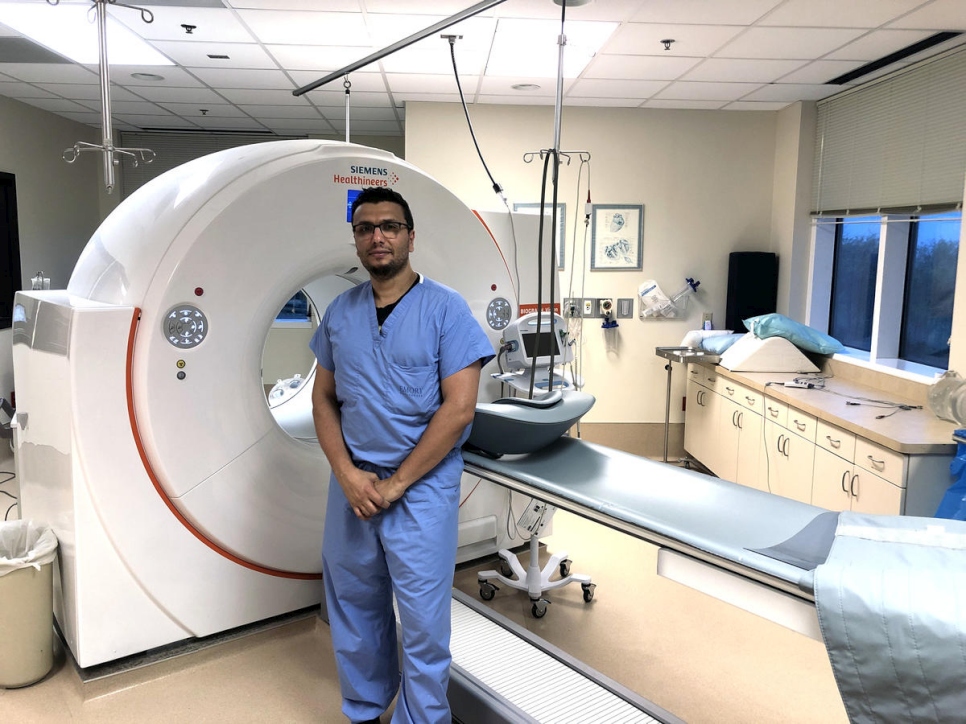 El ex refugiado sirio Heval Kelli es becario de cardiología en un gran hospital en Atlanta, Georgia. También ha sido voluntario en un sitio de pruebas de manejo COVID-19. 