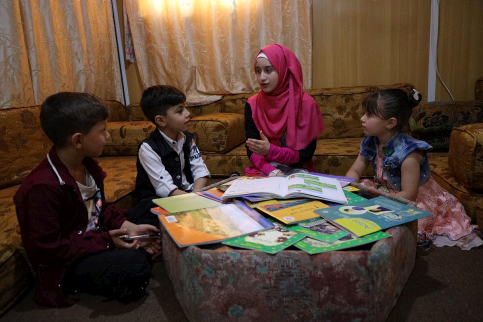 Si bien las escuelas se cerraron en el campamento de refugiados de Za'atari en Jordania, Sidra Median Al-Ghothani, una refugiada siria de 14 años, ha estado ayudando a su hermano menor y a los hijos de su vecino a estudiar en casa. 