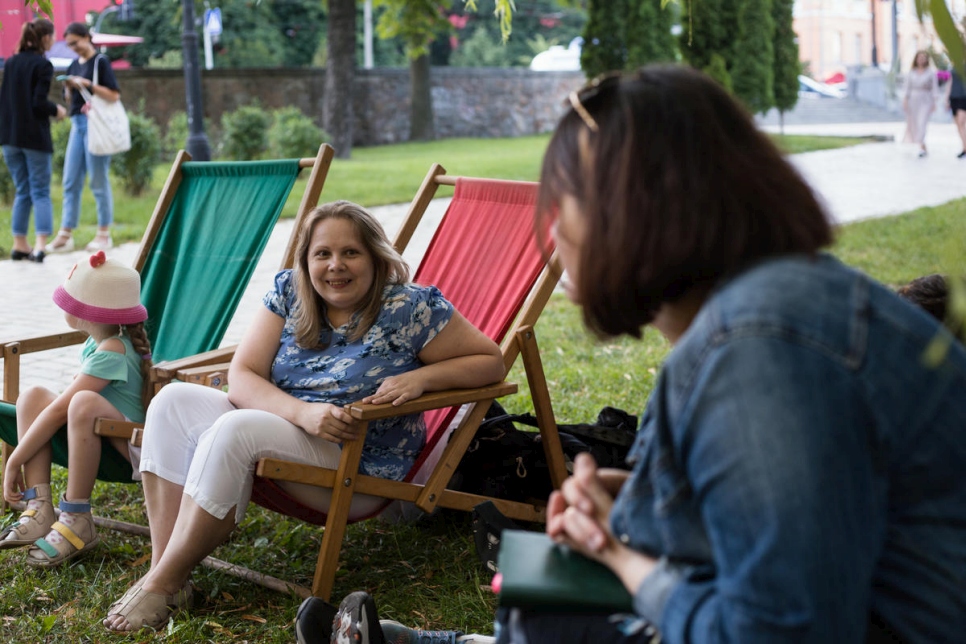 Kateryna Ryazantseva, que está con su hija Anastasia, habla de su hijo, Dmytro, que tiene una discapacidad intelectual. Están en un evento en el parque Shevchenko, Kiev, organizado por Tetiana Baransova. 