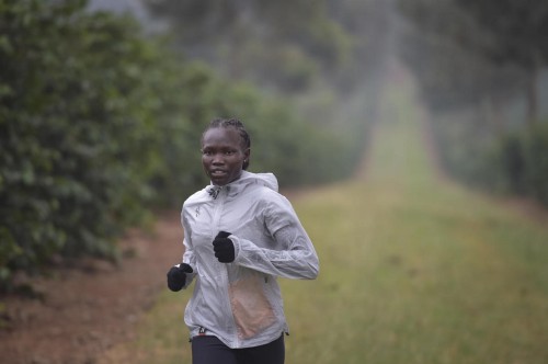 Rose en pleine course dans une plantation de café durant un entraînement à Nairobi, Kenya, en 2017. 