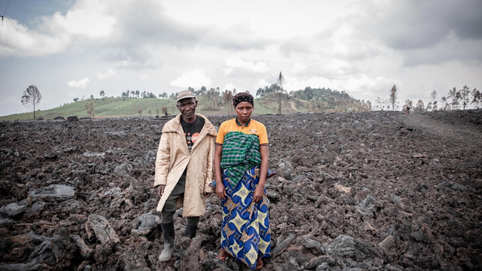 Jean et Esperance Muhoza se tiennent sur la roche volcanique qui recouvre désormais leur ancienne maison, détruite lors de l'éruption. 