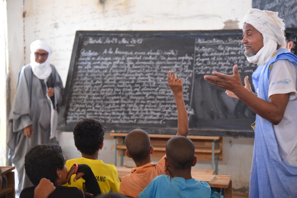 Alumnos durante una clase en el campamento de Mbera, en Mauritania, en mayo de 2018. El apoyo de ACNUR a la educación primaria incluye el pago de salarios para los maestros y el mantenimiento de las instalaciones escolares.