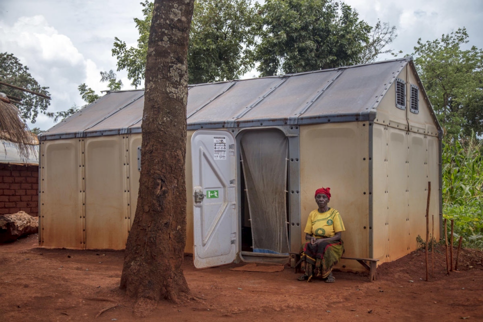 La refugiada congoleña Apolina Nyassa, de 86 años, vive sola en una Unidad de Vivienda para Refugiados (RHU, por sus siglas en inglés) destinada a las personas refugiadas con necesidades específicas en el campamento de Nyarugusu, en Tanzania.