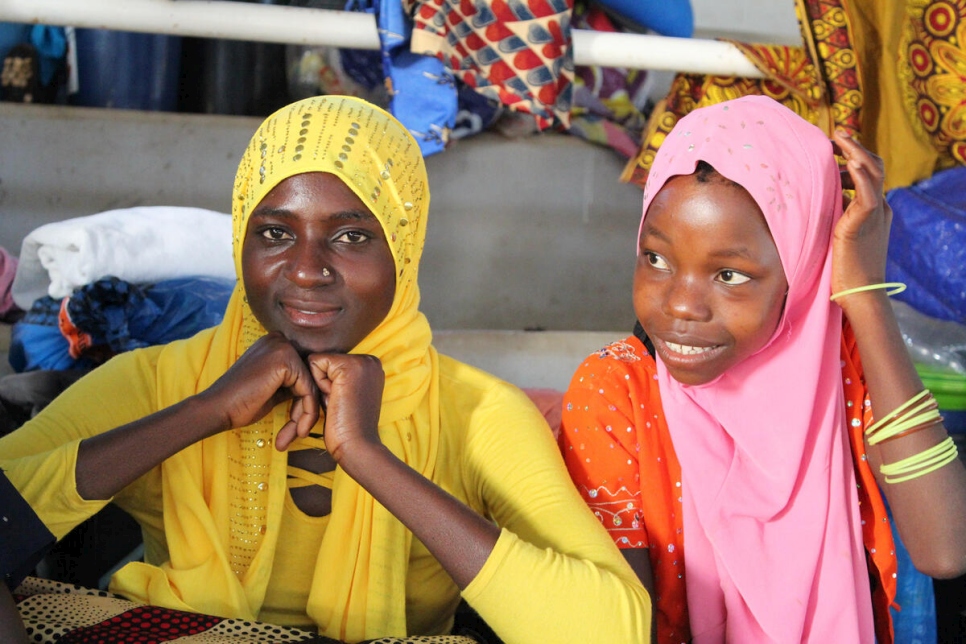 Maria (à gauche) dans un centre de transit à Pemba pour les Mozambicains déplacés par les attaques de Palma, dans la province de Cabo Delgado. 