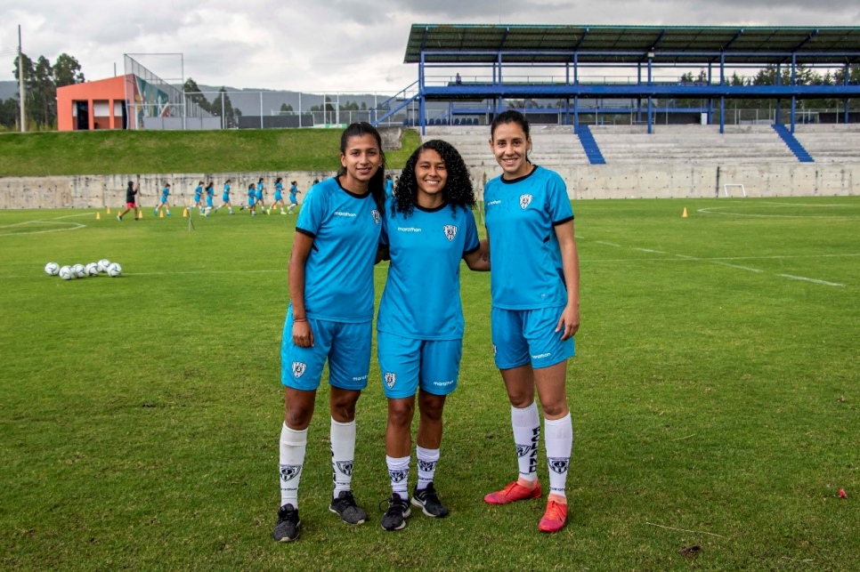Yuriana Ávila, Yoseidy Zambrano y María Claudia Pineda posan durante un entrenamiento de Dragonas Independiente del Valle en Sangolquí (Ecuador).