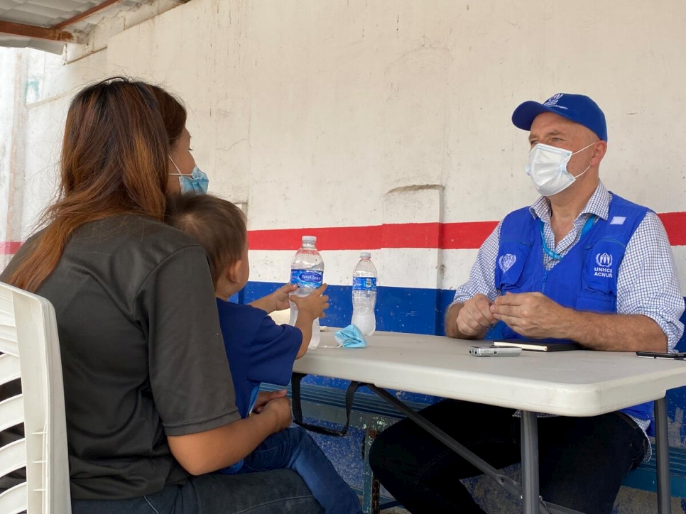 Una madre salvadoreña habla con un trabajador de ACNUR en un centro de registro en el sur de México. 