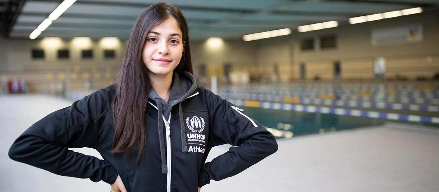 Yusra Mardini – refugiada siria, nadadora olímpica y Embajadora de Buena Voluntad de ACNUR – en la alberca donde se prepara para los Juegos Olímpicos de Tokio 2020.