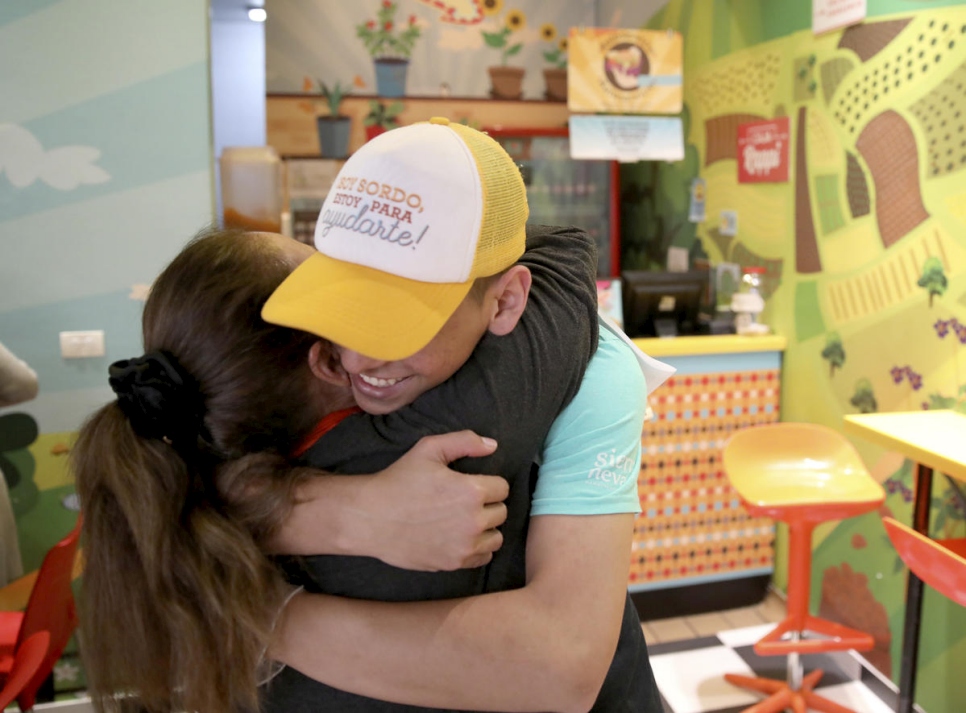 César abraza a Marcela Covelli Escobar, directora de recursos humanos en la cadena de hamburgueserías Sierra Nevada.