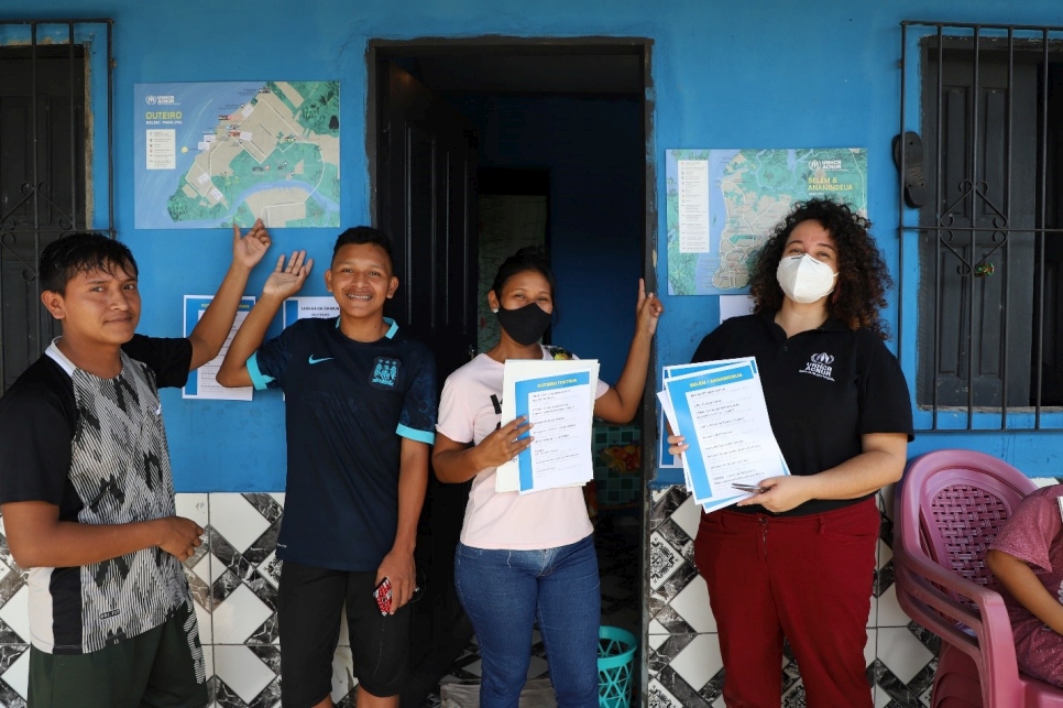 Indígenas venezolanos de la etnia Warao cuelgan en la pared mapas que señalan los servicios públicos alrededor de la casa donde viven en Outeiro, en la región metropolitana de Belém.