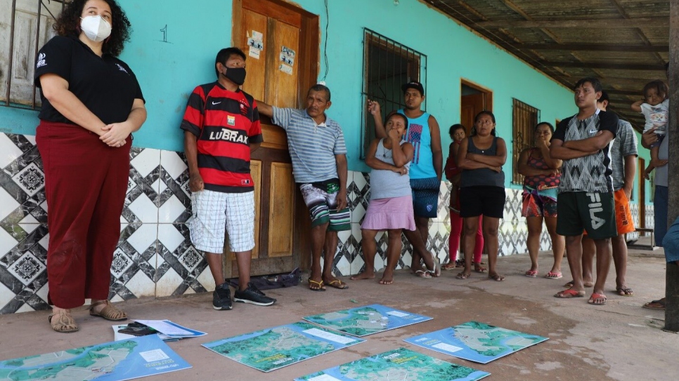 En Outeiro, la comunidad indígena Warao y las personas brasileñas reciben los mapas elaborados de manera colaborativa.