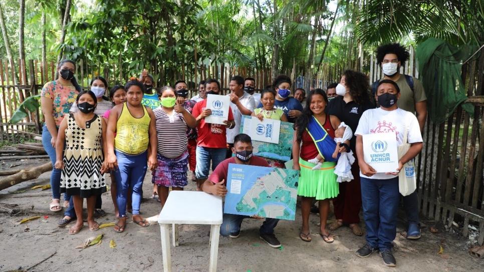 Presentación de mapas para las personas de la etnia Warao que viven en Outeiro.