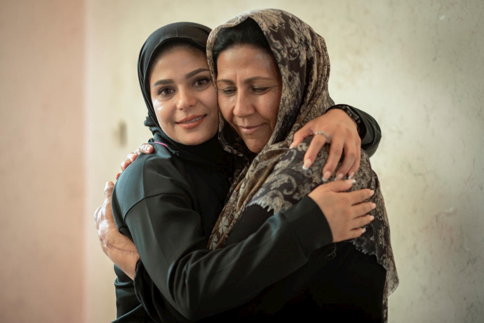Rozma abraza a su madre, Pari, en su casa de Shiraz. 