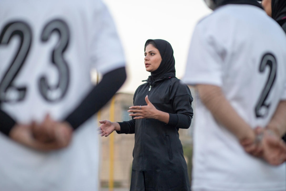 Rozma dirige una sesión de entrenamiento de fútbol para mujeres. 