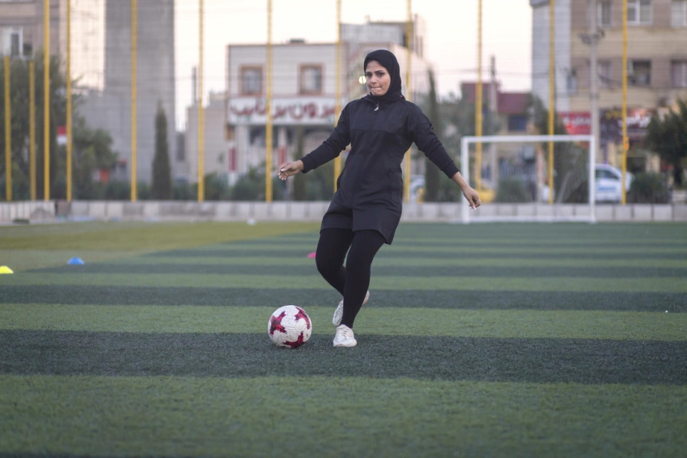 "Todo lo que quería hacer era jugar al fútbol, pero no se me permitía porque era una niña", recuerda Rozma. 
