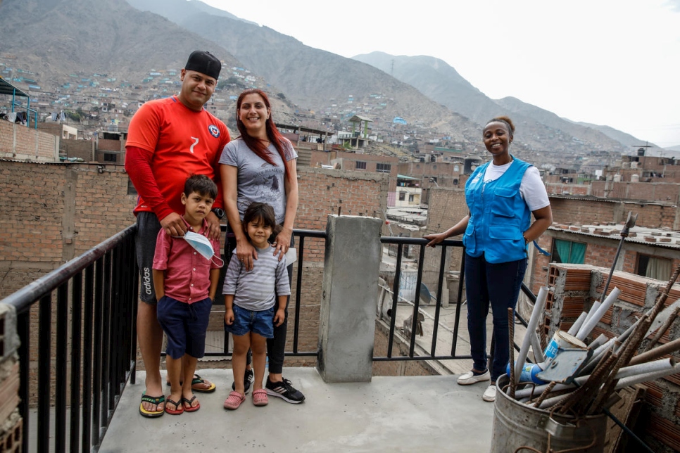 Juliette Murekeyisoni del ACNUR entrega ayuda a los venezolanos José Daniel Hernández Pauque, su esposa Ana Teresa Berrios Torres y sus hijos. 