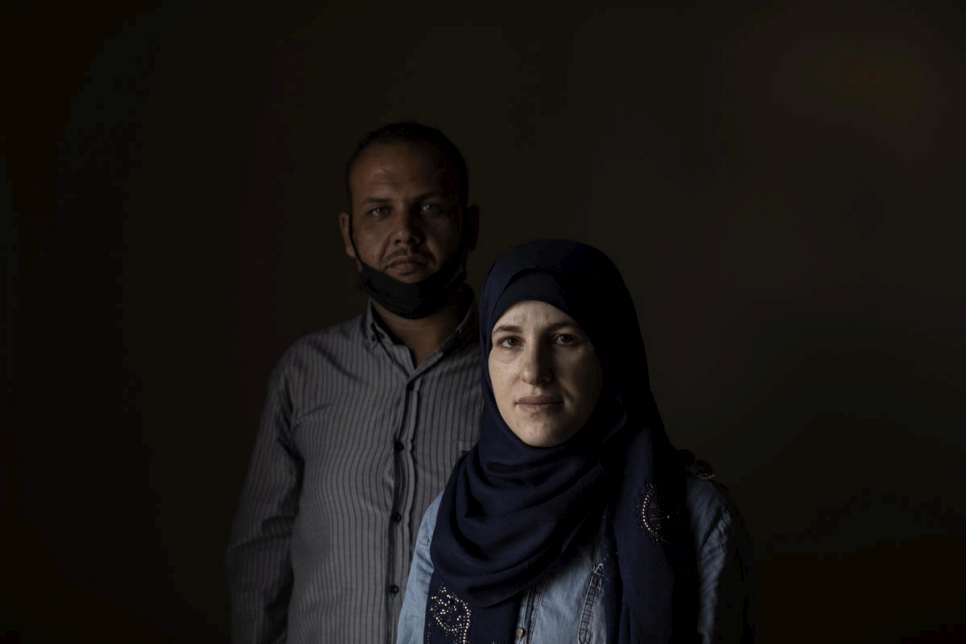 A Wafaa, de 32 años, y a su esposo Mohammad, de 37, les toman una foto en su casa en Barja, Líbano. 